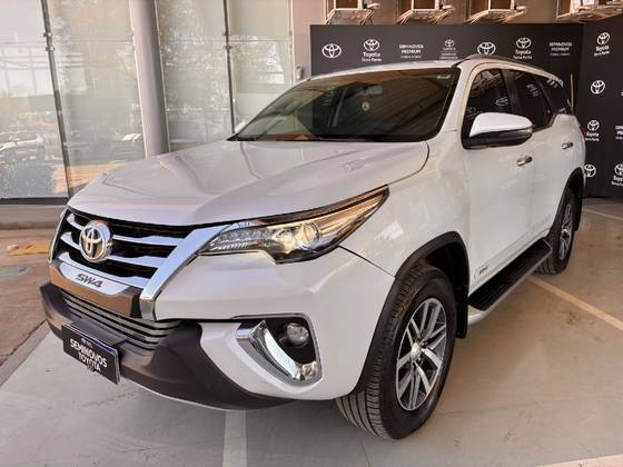 TOYOTA HILUX SW4 2.8 SRX 4X4 7 LUGARES 16V TURBO INTERCOOLER DIESEL 4P AUTOMÁTICO TOYOTA HILUX SW4 2.8 SRX 4X4 7 LUGARES 16V TURBO INTERCOOLER DIESEL 4P AUTOMÁTICO